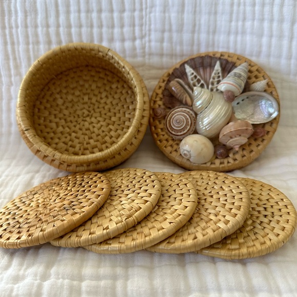 Vintage rattan/wicker seashell coaster set.  Excellent like new condition. - Picture 4 of 7